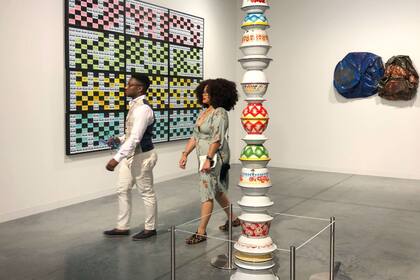 Obras de la artista árabe Maha Malluh, vendidas durante las primeras dos horas de la preinauguración de la feria