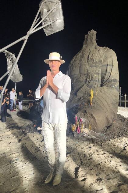 Alan Faena con uno de los budas creados por el artista chino Zhang Huan