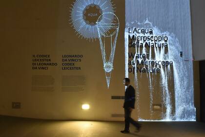 El Código Leicester es uno de los valiosísimos cuadernos escritos por el gran inventor, científico y artista en Florencia entre 1504 y 1508, con apuntes extraordinarios que registran sus observaciones sobre el agua, la luz y la luna