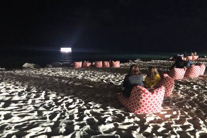 Desde la playa se puede ver a lo lejos, en un barco sobre el agua, videoinstalaciones de la cubana Ana Mendieta y del argentino Osías Yanov en colaboración con Lulo Demarco, entre otros artistas