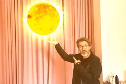 El artista danés señala el sol, una de las obras creadas con realidad aumentada durante la cuarentena para generar conciencia sobre el cuidado del medioambiente