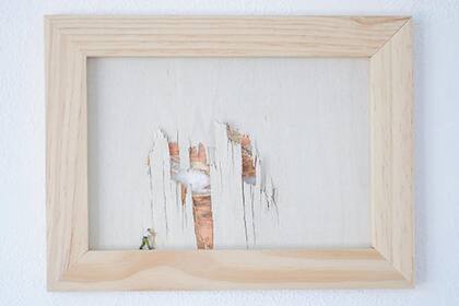 La tarea (hombre con camisa blanca, detalle), de Liliana Porter en Galería del Paseo