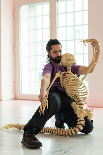Osías Yanov ensayando su performance con el esqueleto de sirena 