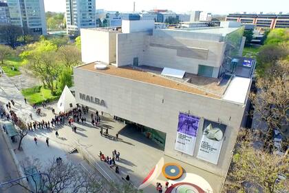 Una reproducción de la punta del Obelisco se exhibió en la explanada del Malba, y el público hizo largas colas para ingresar