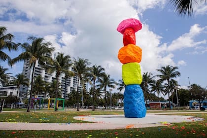 Intervención de Marcela Sinclair (sobre el piso) junto a la escultura de Ugo Rondinone