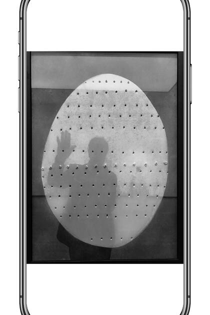Autorretrato de Aldo Sessa con obra de Lucio Fontana (2017, detalle)