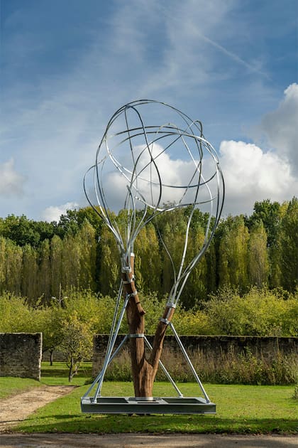 En Still Tree (2019), Pablo Reinoso encierra un árbol muerto dentro de una estructura de acero