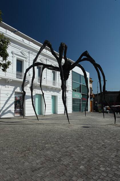 Maman, escultura de Louise Bourgeois, instalada en la explanada de Fundación Proa en 2011