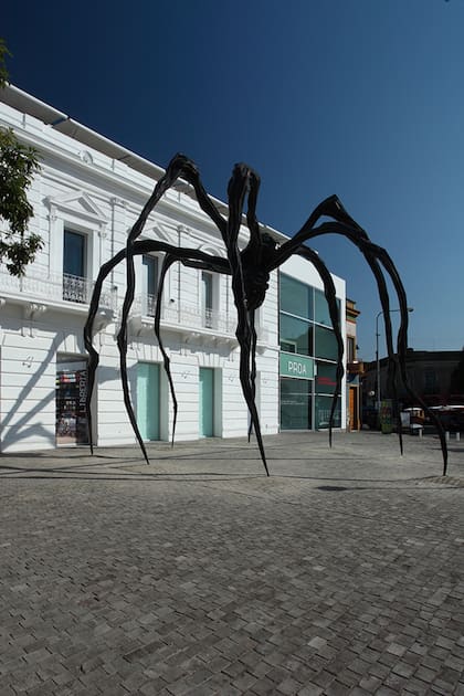Maman, escultura de Louise Bourgeois, instalada en la explanada de Fundación Proa en 2011