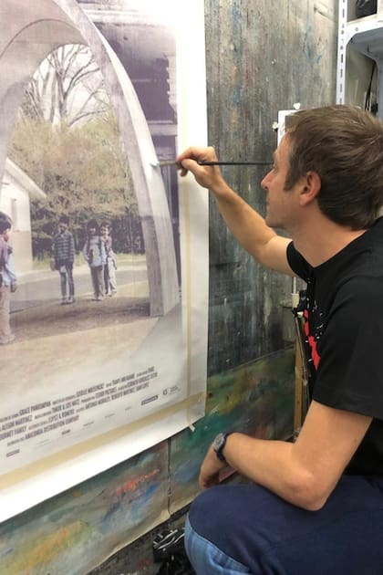 Erlich creó afiches de películas ficticias pintando fotografías de sus instalaciones