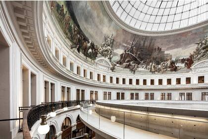 La Bolsa de Comercio de París es un edificio de planta circular y cúpula de hierro de comienzos del siglo XIX que fue remodelado por Tadao Ando, el arquitecto japonés en el que Pinault ya había confiado para otros de sus museos, como el Palazzo Grassi de Venecia