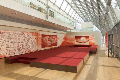 Los dibujos de gran formato que realizó en sanguina, un pastel color rojo sangre, están inspirados en momentos que pasó en Los Ángeles