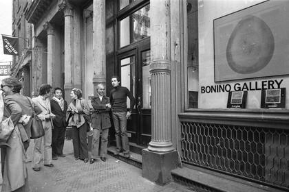 Aldo Sessa en su muestra en la galería bonino, en 1976