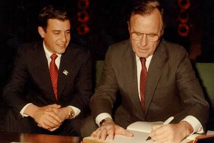 En 1983, George H.W. Bush firmando el libro de invitados de The Greenbrier, el resort donde se juega el World Team Tennis. 
