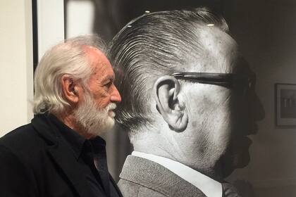 Oscar Pintor junto a un retrato de su padre, Antonio