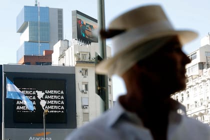 Intervención de Alfredo Jaar sobre la Avenida 9 de Julio durante el Faena Festival, en 2019 