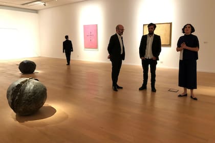 Enrique Avogadro, ministro de Cultura porteño, recorre Historia de dos mundos mientras los curadores de la muestra hablan con la prensa