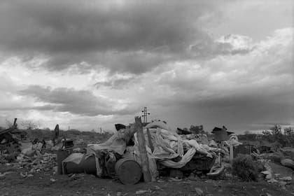 Oscar Ojeda vivió años en un auto Siam Di Tella abandonado en el Puente Tres Bocas, en Chivilcoy
