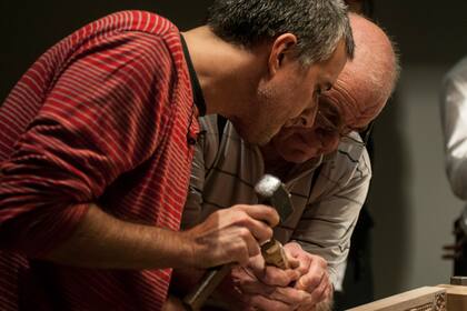 Baggio aprendió a tallar una flor en madera en Colección Fortabat durante la Bienal de Performance 2015