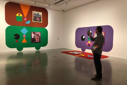 Las intervenciones con color sobre la pared buscan "romper con el cubo blanco" de la sala de exposición y con las referencias cronológicas de las obras.