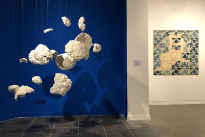 Vista de sala con obras de María Noel Toledo Gonzo (izquierda) y María Luz Lobo (derecha)