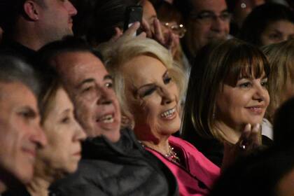 Junto a su grupo de amigos, Mirtha disfrutó de la obra protagonizada por Flor de la V