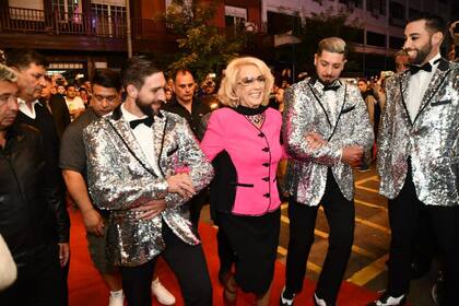 Gonzalo Gerber y otros bailarines de la obra acompañaron a la diva desde el auto hasta el teatro Corrientes