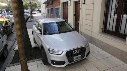 Los autos mal estacionados, uno de los principales dolores de cabeza para los vecinos 