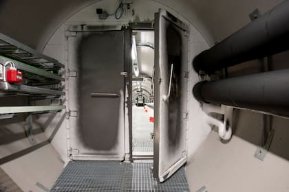 El túnel de acero de 130 metros por dónde se accede a las cámaras refrigeradas del banco.
