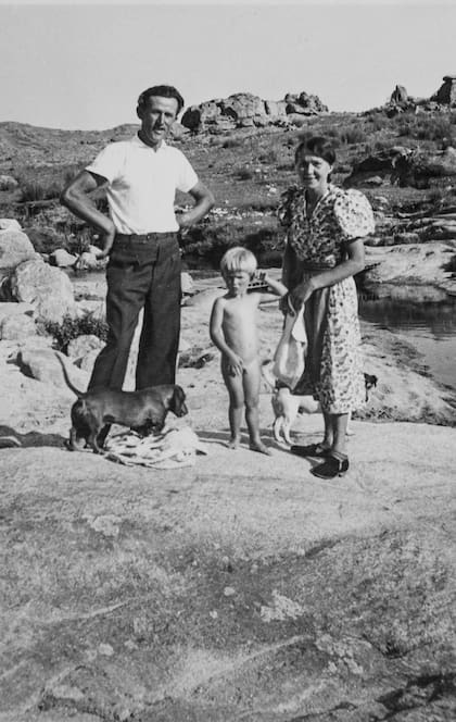 Liesbeth Gitter con su esposo, Kurt Mehnert, y su hijo Klaus, en los años 40. 