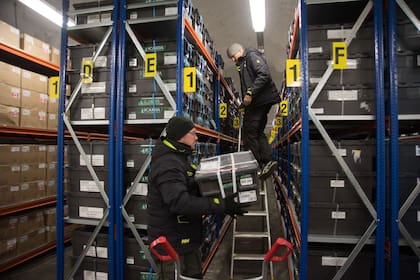 Åsmund Asdal, coordinador de operaciones de Svalbard Global Seed Vault, manipula una caja de semillas.