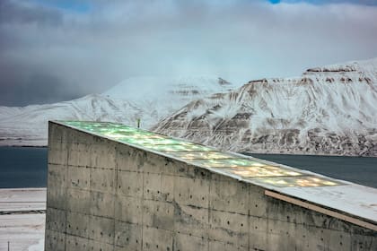 La bóveda con la instalación de la artista noruega Dyveke Sanne. Perpetual Repercussion refleja la luz polar en verano, y en invierno se ilumina por una red de 200 cables de fibra óptica en verde.
