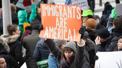 Refugiados protestan en la terminal 4 del aeropuerto JFK, de Nueva York