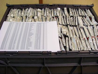 Una partida con sobres de semillas del Centro Internacional de Agricultura Tropical está lista para ir desde Nigeria hasta Svalbard.