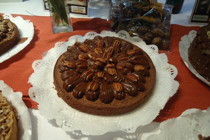 Un brownie muy particular, con masa de sabor a nuez y chocolate.