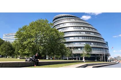 El ayuntamiento de Londres queda a pasitos del río.