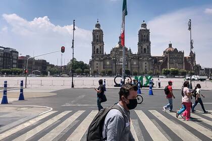 La bandera de México frente a la Catedral Metropolitana.