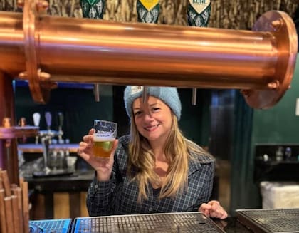 Y aunque al principio fue a fuerza de aprendizaje, el entusiasmo creció. Así llegó al mundo de los sommeliers cerveceros y, más tarde, a la certificación Cicerone, un programa internacional nacido en Chicago por iniciativa de Ray Daniels