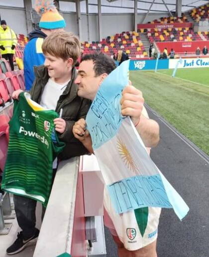 ... y cumplió: regaló su camiseta al niño, y también una foto.