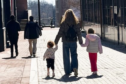 “Y después existen otras experiencias del migrante que no son los desafíos del nuevo lugar, sino de aquel que dejamos: En el caso de los chicos cuando extrañan a sus abuelos y amigos. Cuando ven a sus seres queridos por pantalla. Cuando se pierden festejos y encuentros familiares..."