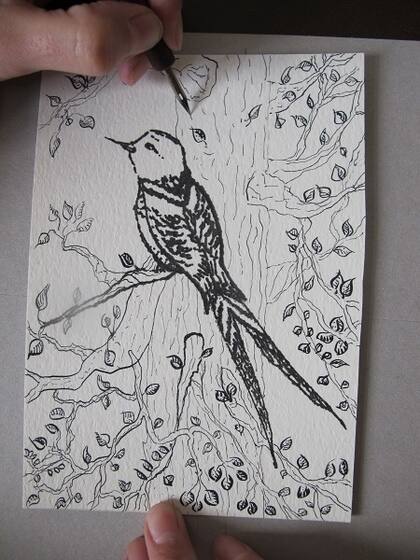 Y en el tiempo que a mí me tomó dibujar un árbol malísimo, le quedó así.