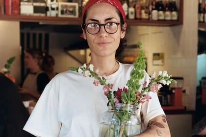 "Y, en lo personal, creo que ese ateísmo tan marcado tiene sus contras, porque se puede sentir ese pueblo que no cree en nada, y siento que eso puede afectar el vínculo con el deseo, y con el hecho de tener una figura más grande que te haga sentir protegido. No sé, para mí no está tan bueno no creer en nada, y eso, a su vez, los hace entonces sí demasiado apegados al Estado".