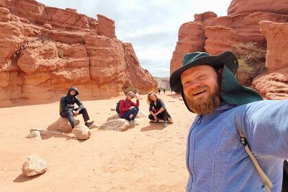 “Y es increíble escuchar que a muchos argentinos no les gusta el apoyo social demasiado fuerte hacia los pobres, ya que dicen que lleva al hecho de que simplemente no quieran trabajar”.