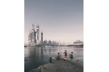 Y finalmente, nadadores observan la construcción de Raffles City, un proyecto de Safdie Arquitectos en Chongqing, China. La imagen es de Zhu Wenqiao