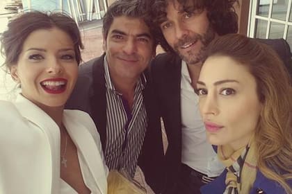 ... y junto a sus compañeros de elenco