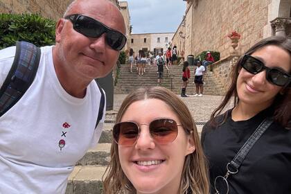 “Y la tristeza me invadió al comienzo al no tener a mis hijas cerca, solo que saber que ellas estaban bien me reconfortaba. Pero fue la terapia y el tiempo lo que me ayudó... "