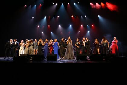 Y lleg el final... Todos los artistas cantaron juntos la cancin "Corazn Parto"
