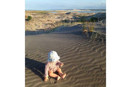 Y los años pasan, la familia en el país adoptivo crece y las nuevas raíces se asientan...