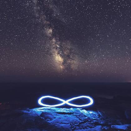 Y luego el Universo perdió también su infinitud.