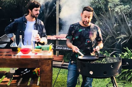 “Y me sigue gustando que todo gira en torno a una mesa. Desde un mate, hasta un asado, pasando por los fideos del domingo”.